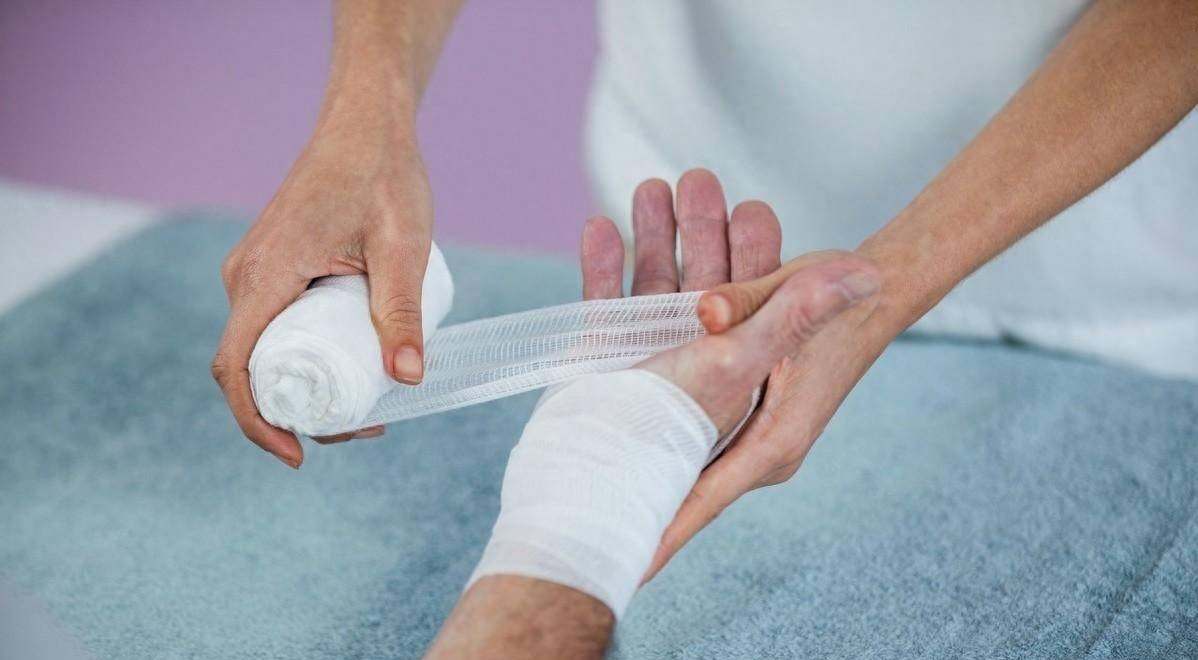 家里出现隐翅虫怎么消灭（宝鸡一男子拍死隐翅虫，致身上多处溃烂肿痛，遇到隐翅虫怎么办）(图9)