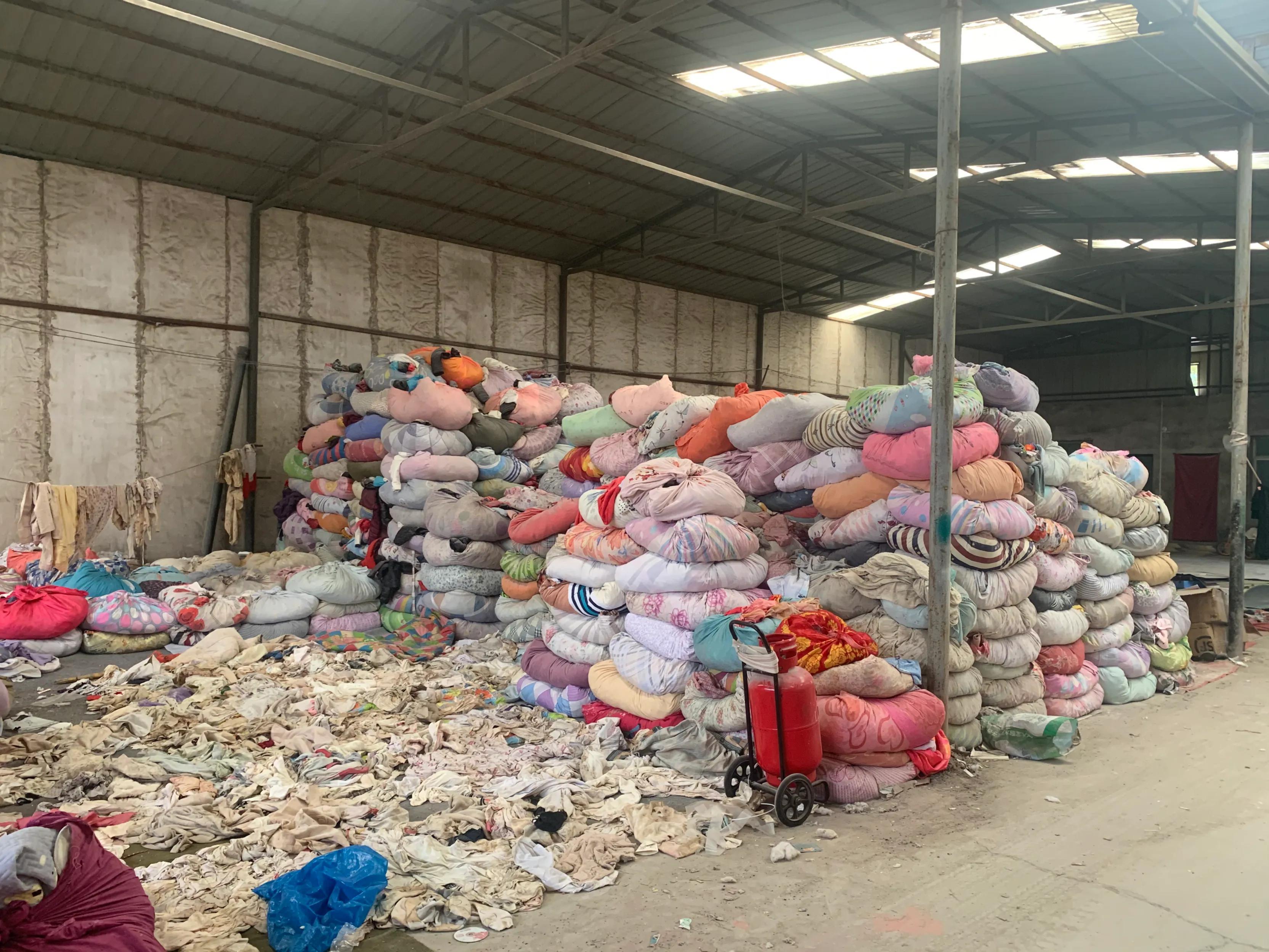 旧衣服回收公司回收价格表（旧衣服回收推荐多钱收合适？回收旧衣服几毛钱收比较合适）(图2)