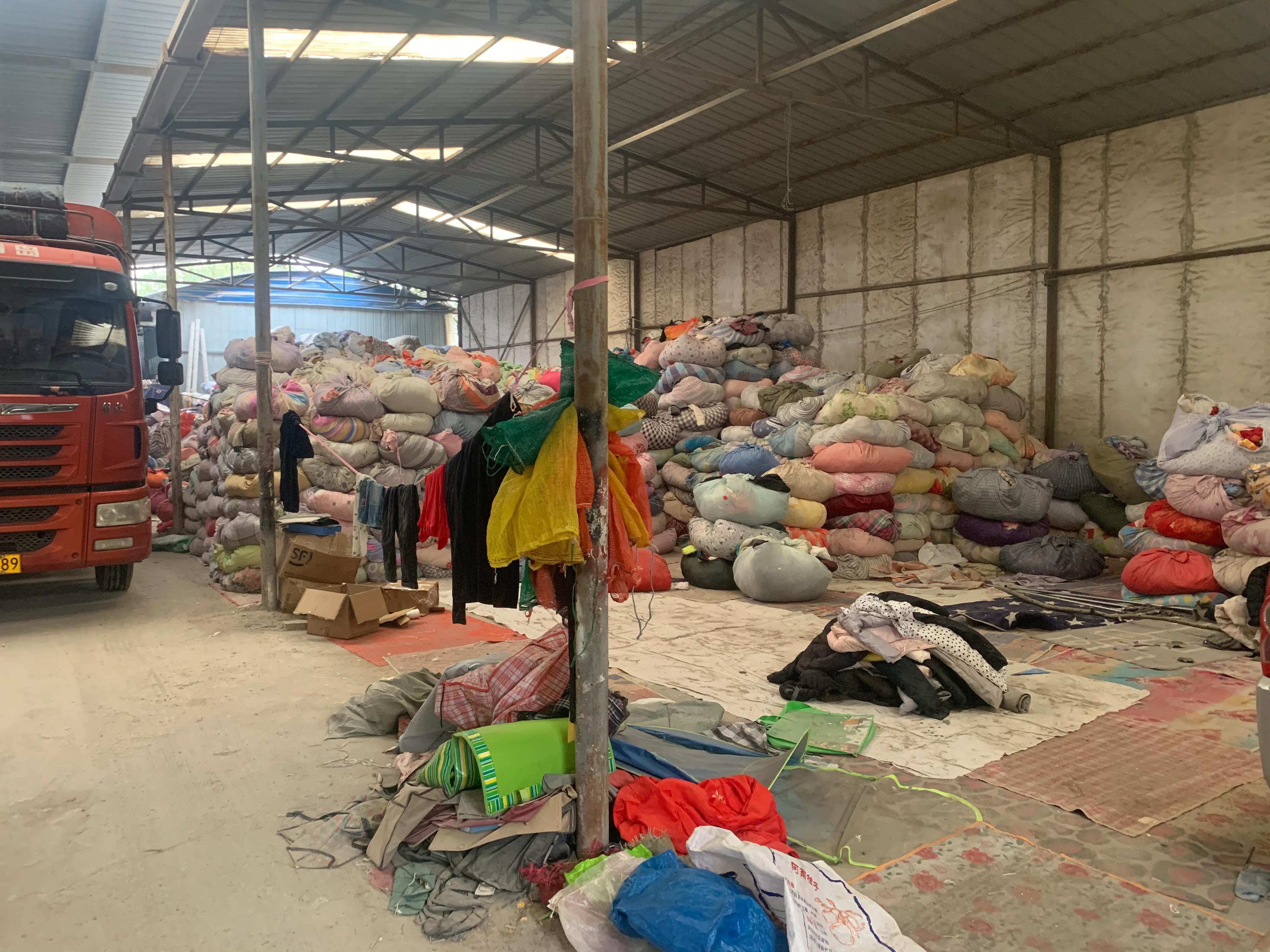 旧衣服回收公司回收价格表（旧衣服回收推荐多钱收合适？回收旧衣服几毛钱收比较合适）(图1)