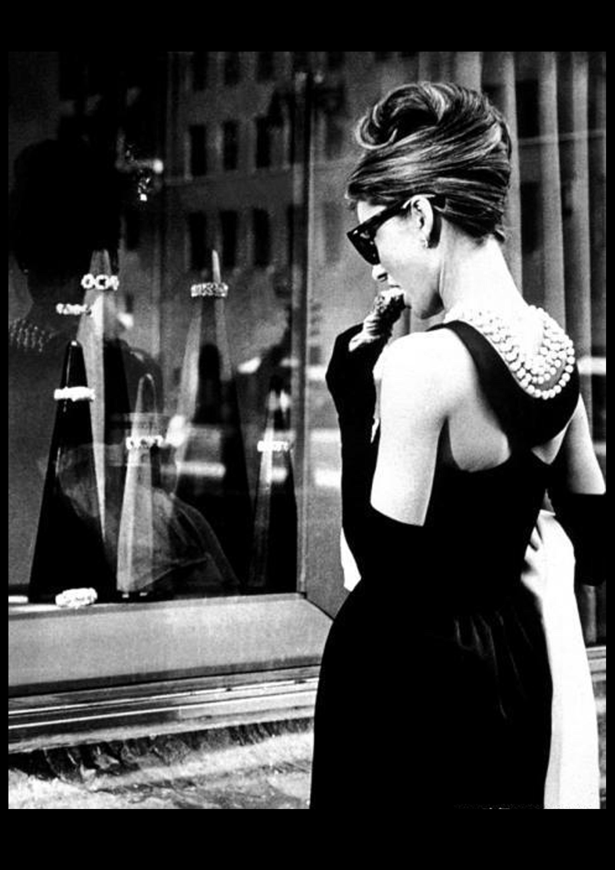 黑色短裙怎么搭配（黑色裙子不知道搭什么？听说，这5款单品上衣和它更配哦）(图2)