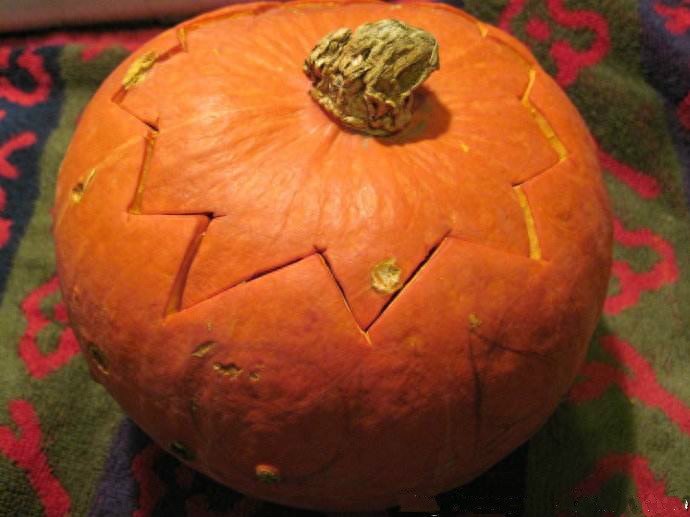 南瓜灯怎么做（万圣节教你做真的南瓜灯，简单有趣，快来露一手）(图3)