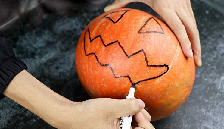 南瓜灯怎么做（万圣节教你做真的南瓜灯，简单有趣，快来露一手）(图2)