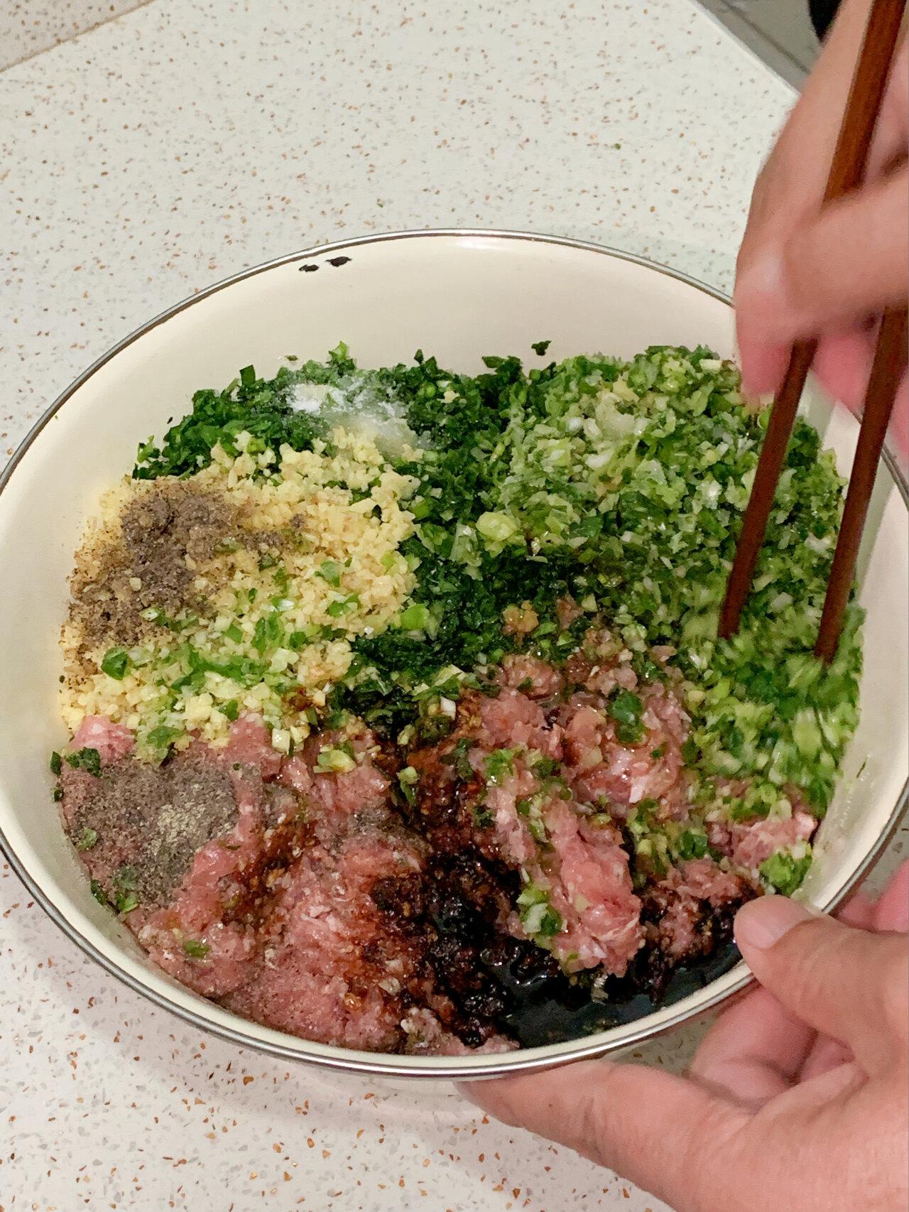 饺子馅怎么调好吃（猪肉饺子馅的调制方法，吃出最好的味道）(图2)