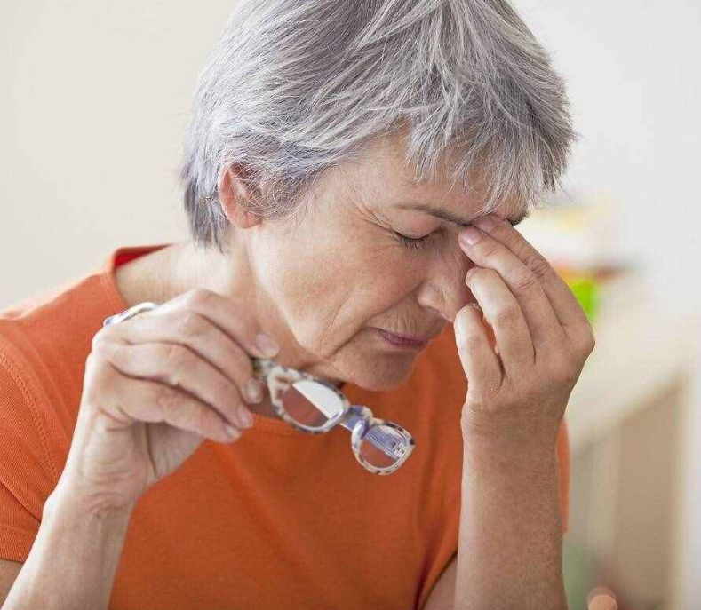 紫色眼睛是怎么形成的（人类最稀有的眼睛颜色，1千万人中才有1个，你都见过几种）(图8)