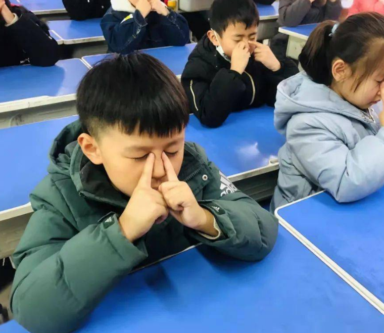 紫色眼睛是怎么形成的（人类最稀有的眼睛颜色，1千万人中才有1个，你都见过几种）(图9)