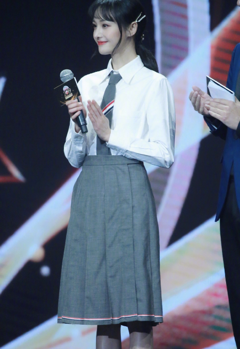 郑爽为什么被封杀（红极一时到全网封杀，郑爽是怎么从清纯少女走向深渊的）(图6)