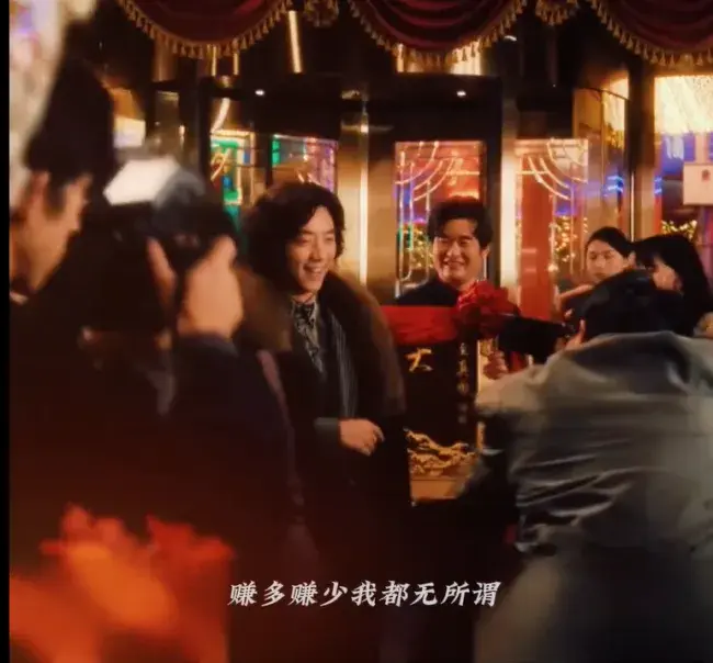 只有郑恺被拍成了东北大姨（郑恺繁花中被爆改成东北大姨曝光：姨系男演员身份引发舆论热议）(图4)