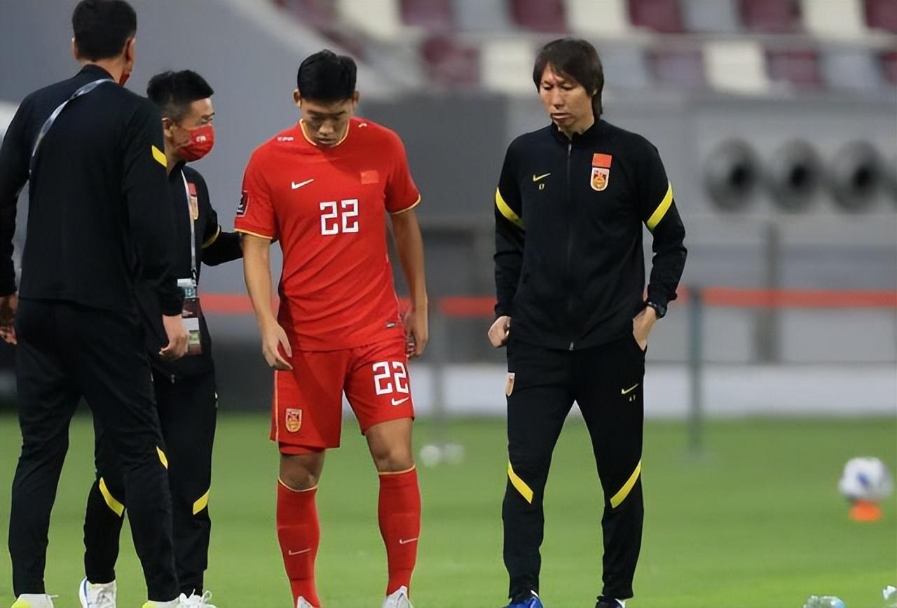 足协将召集专家决策换帅（国足换帅有变!足协敲定方向，极端情况：61岁名帅上任，球迷叫好）(图5)