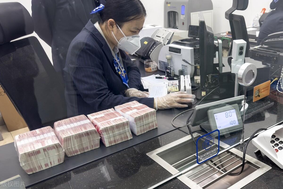 国债与定期存款哪个更安全（银行人告诉你，这2种存钱方式，比定期存款还安全，你都知道吗）(图3)